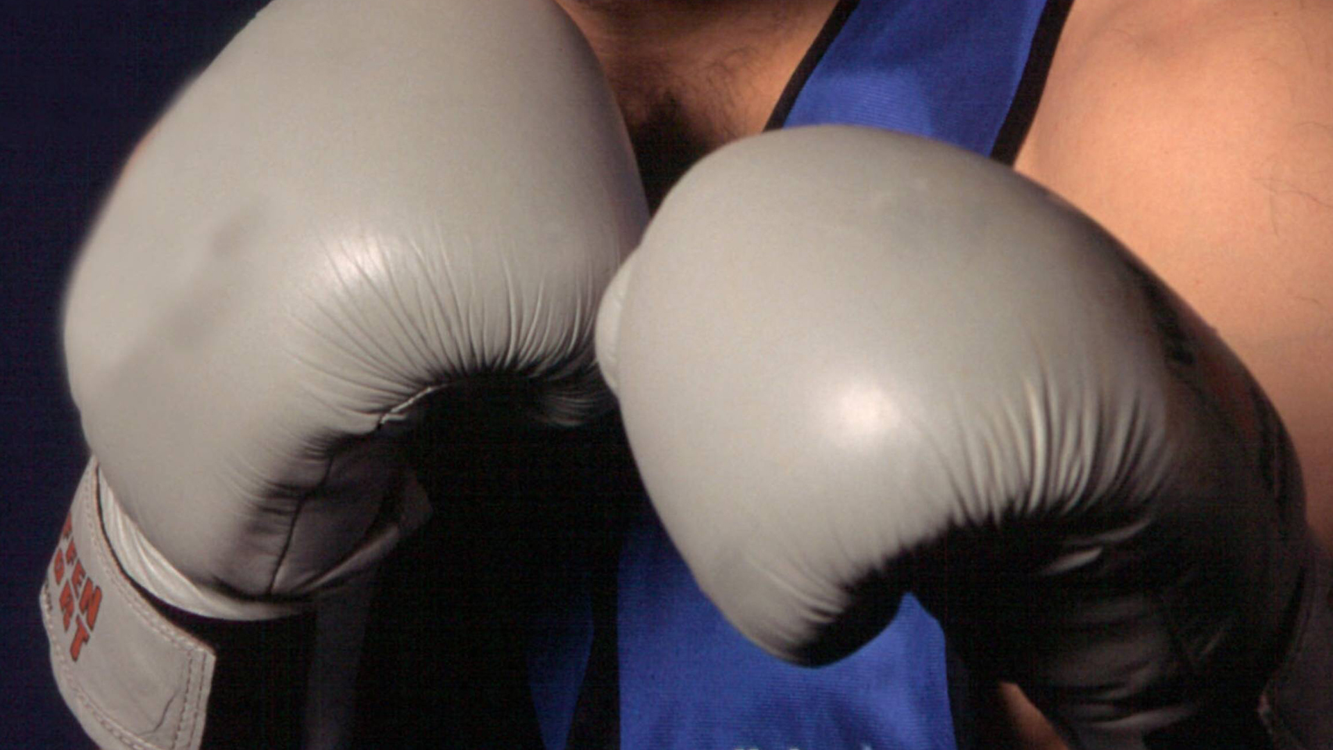 Boxhandschuhe auf den Händen eines Boxers