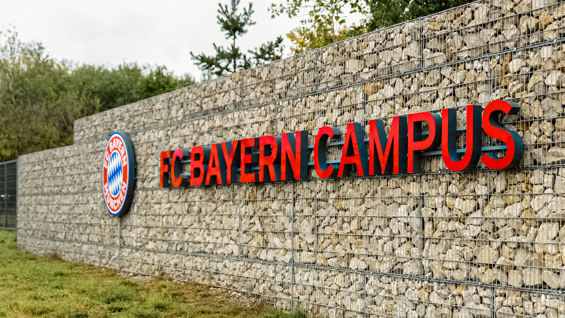 Eine Mauer des FC Bayern Campus