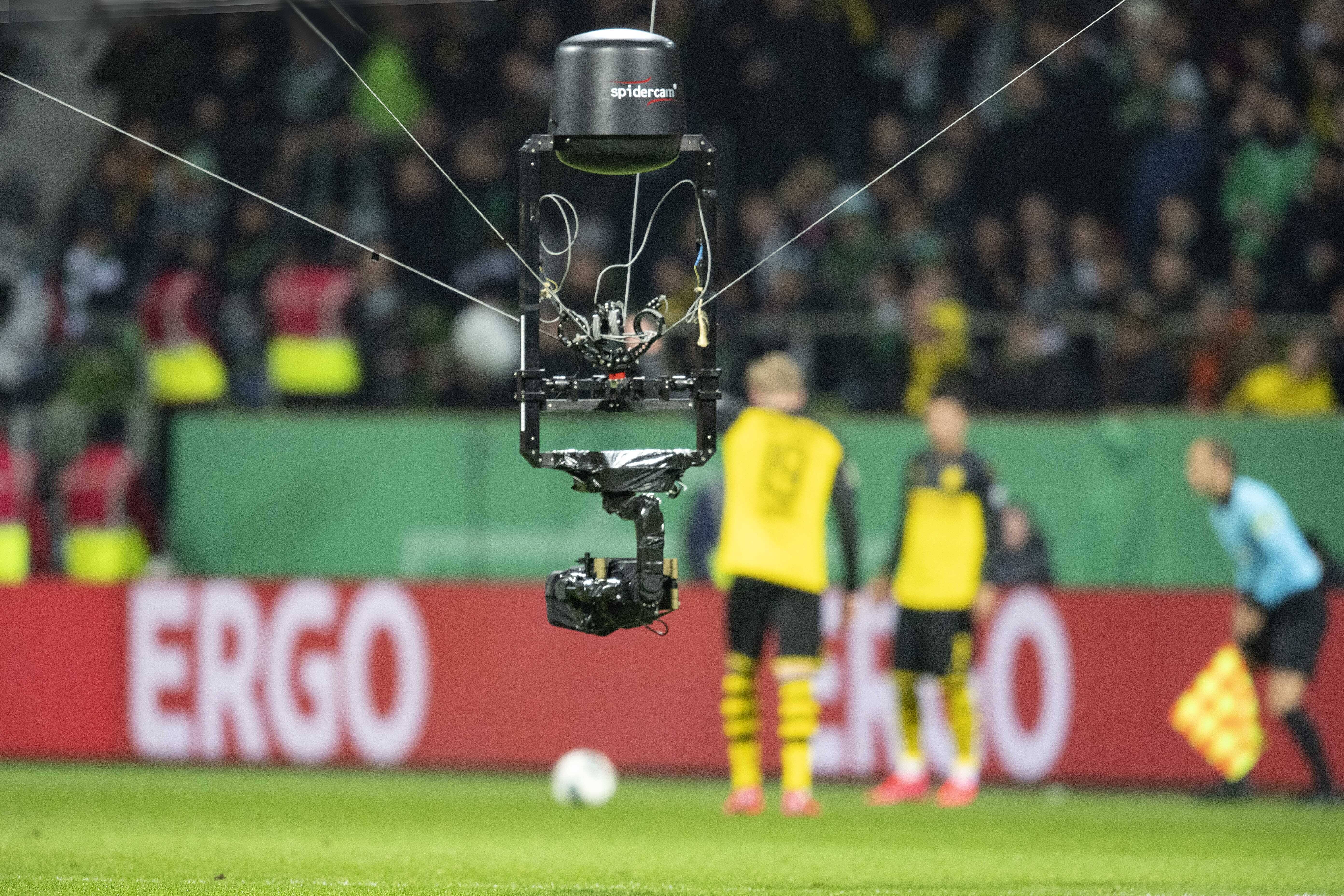 Eine Spider-Cam beim Fußball - getestet wurden Intervies im laufenden Spiel.