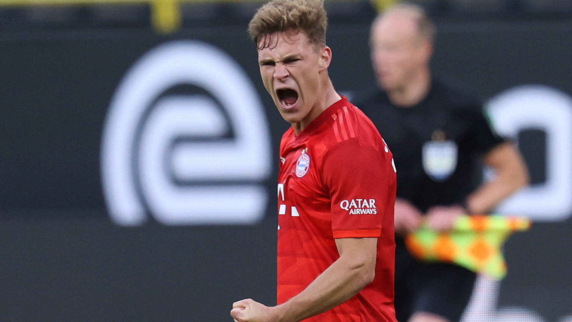 Bayerns Kimmich jubelt im Spiel in Dortmund