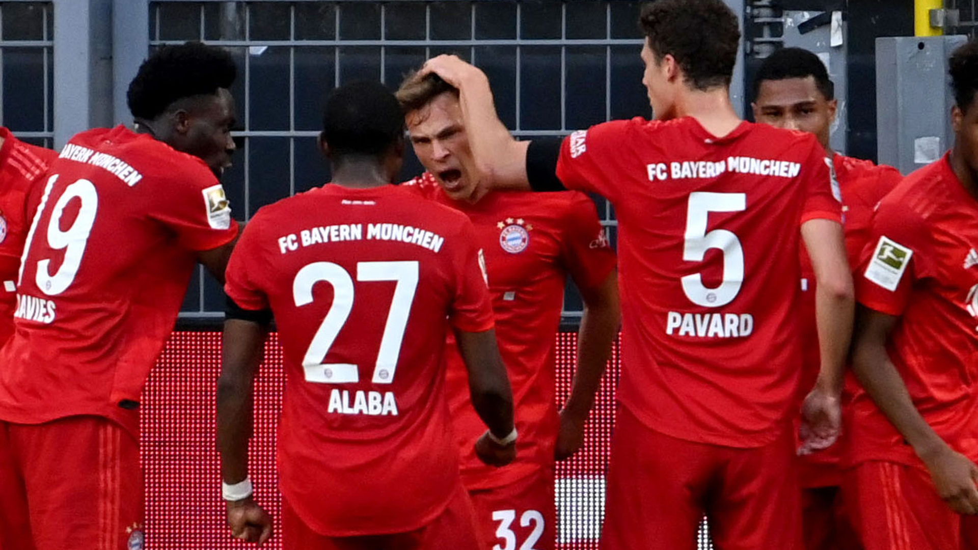 Bayerns Kimmich jubelt im Spiel in Dortmund
