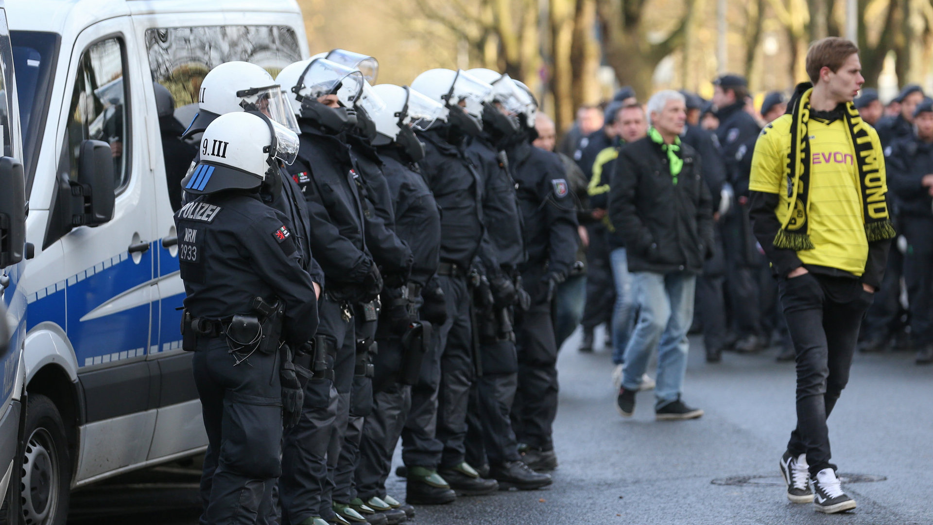 Polizisten bei ihrem Einsatz bei einem Bundesligaspiel von Borussia Dortmund