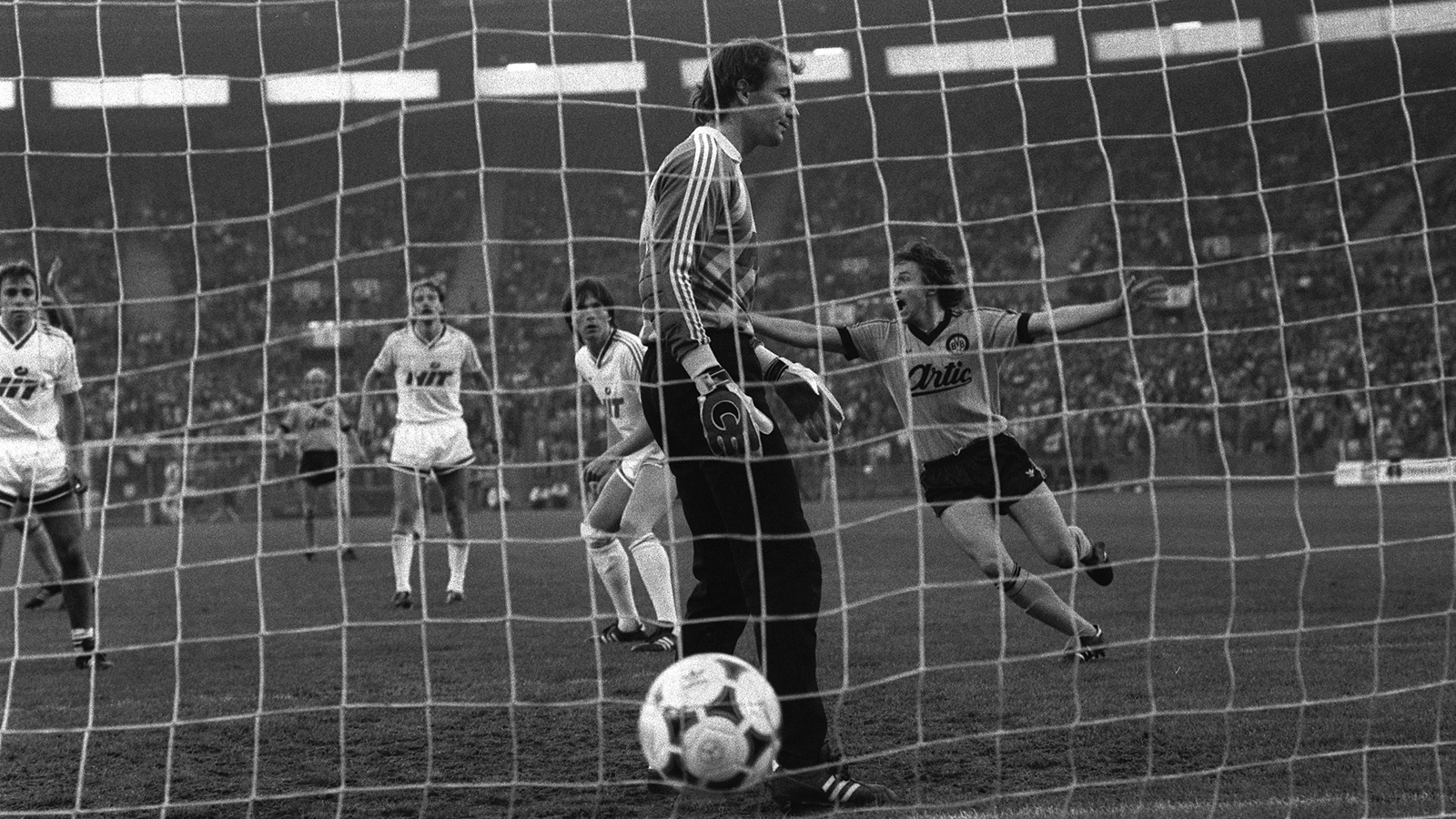 Dortmunds Uwe Wegmann feiert im Entscheidungsspiel in Düsseldorf gegen Fortuna Köln