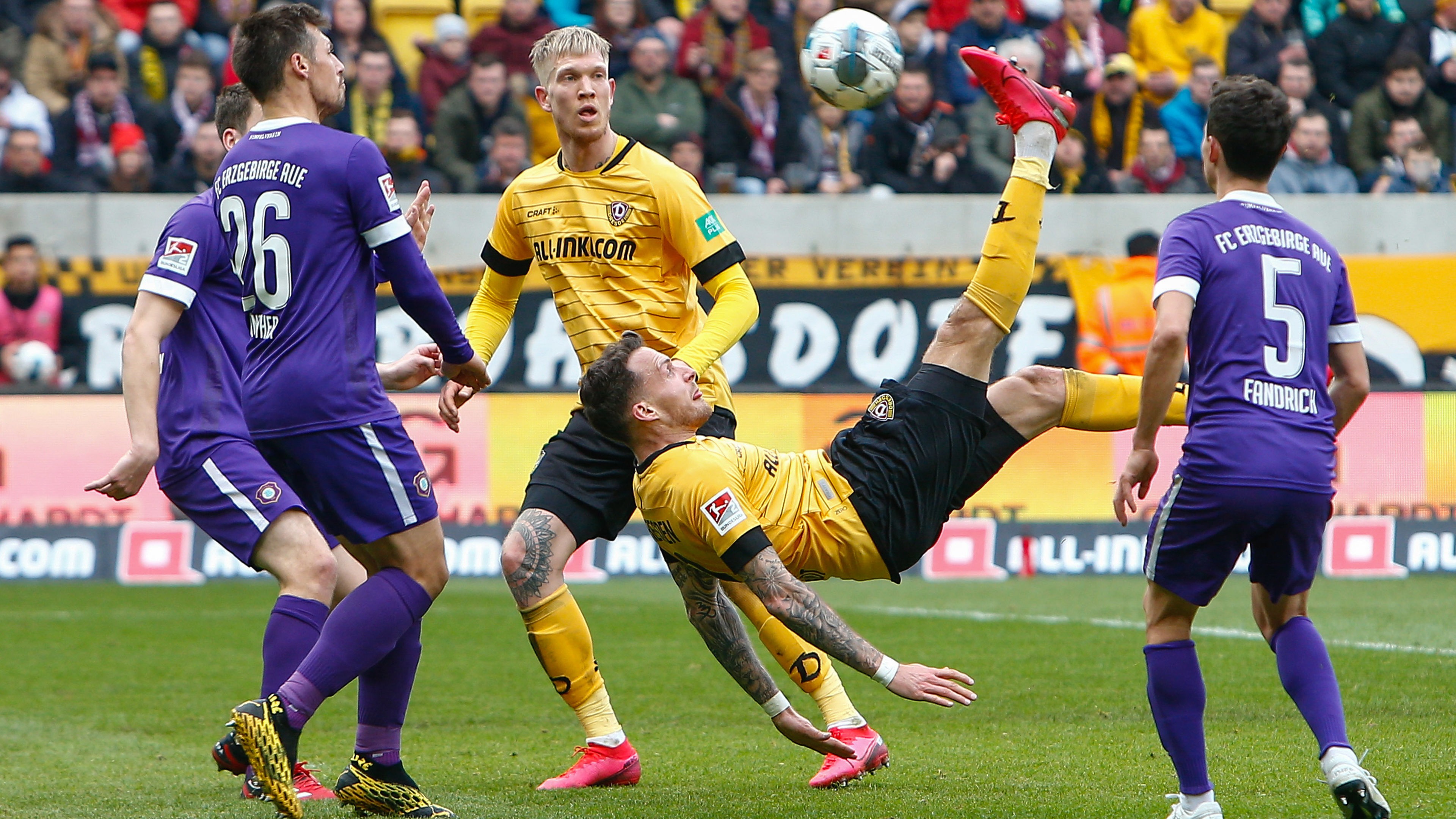 Patrick Schmidt (2.v.r.) erzielt das Tor des Monats per Fallrückzieher im Spiel Dynamo Dresden gegen Erzgebirge Aue