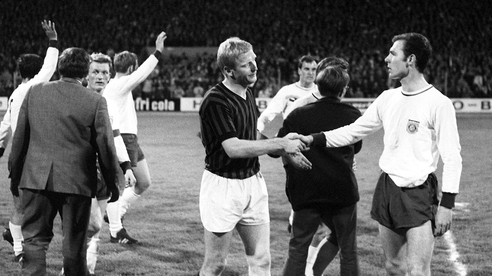 Karl-Heinz Schnellinger (l.) und Franz Beckenbauer reichen sich nach Europapokal der Pokalsieger Bayern München - AC Mailand 1968 die Hand