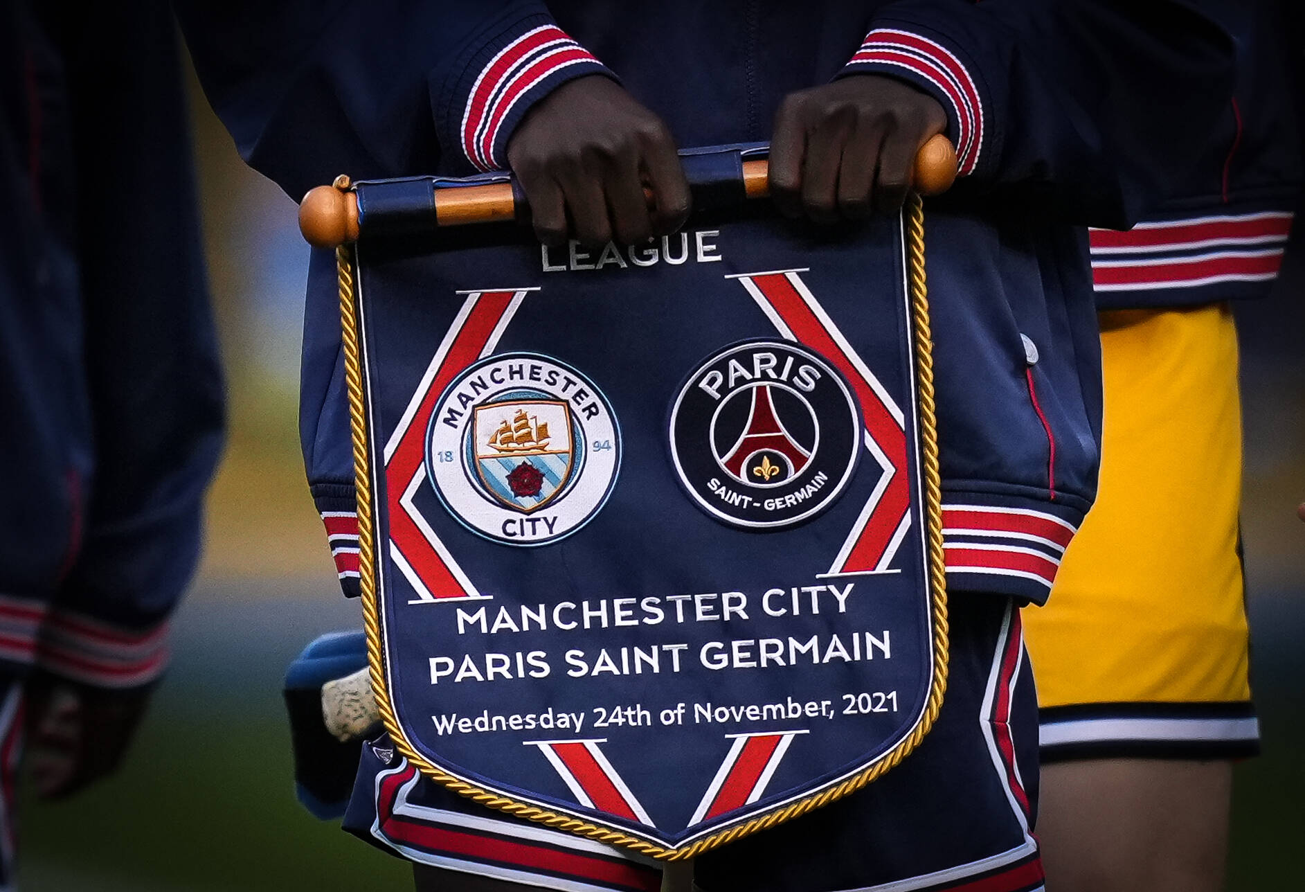 Ein Wimpel mit den Logos von Manchester City und Paris Saint-Germain