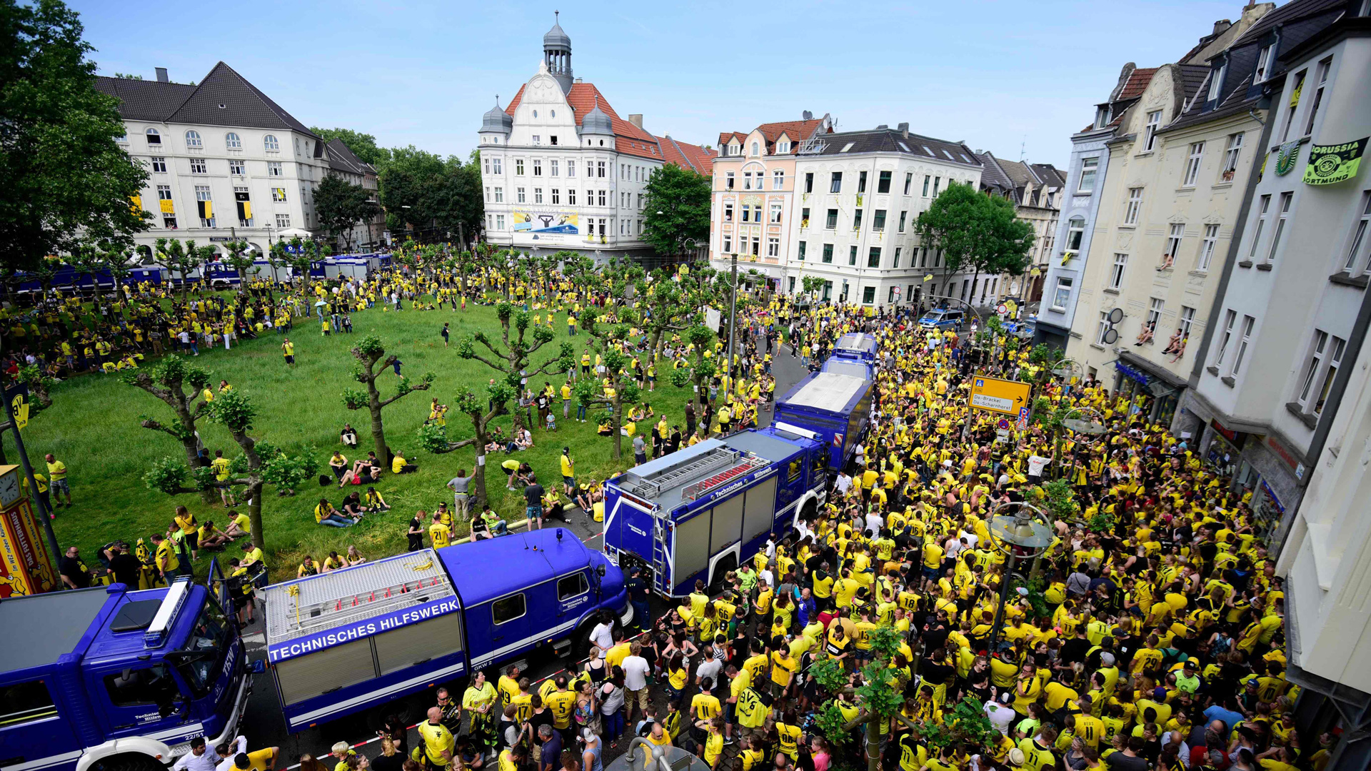 Fans von Borussia Dortmund warten auf dem Borsigplatz auf die Mannschaft