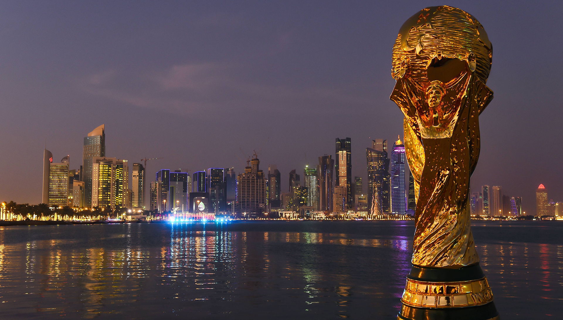 Der WM-Pokal vor der Skyline von Doha