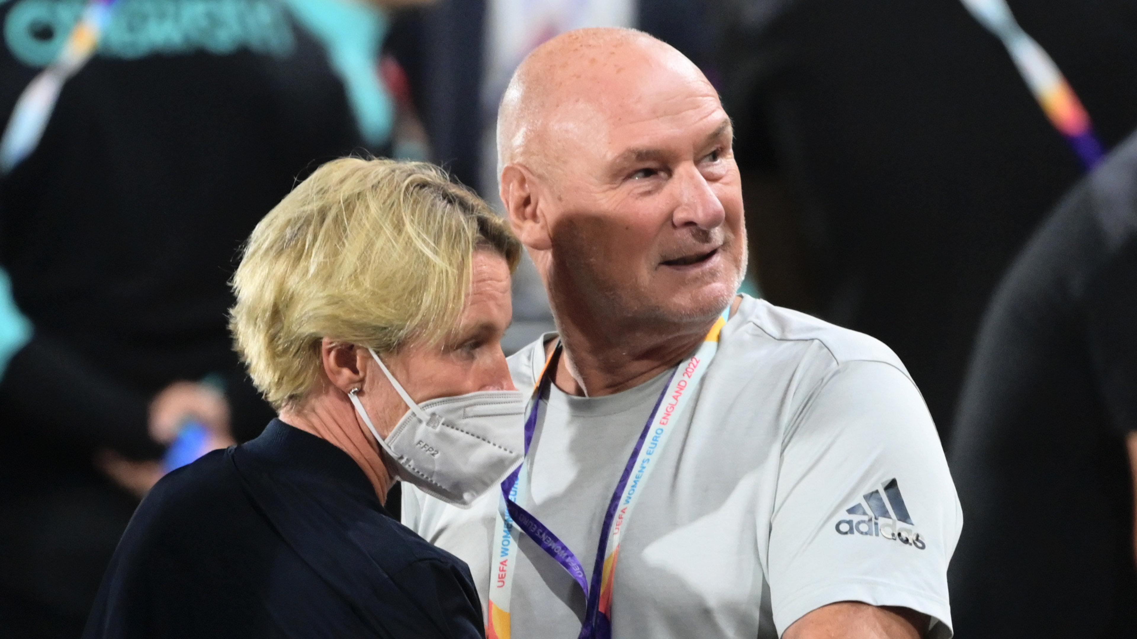 Die deutsche Bundestrainerin Martina Voss-Tecklenburg und ihr Mann Hermann Tecklenburg umarmen sich