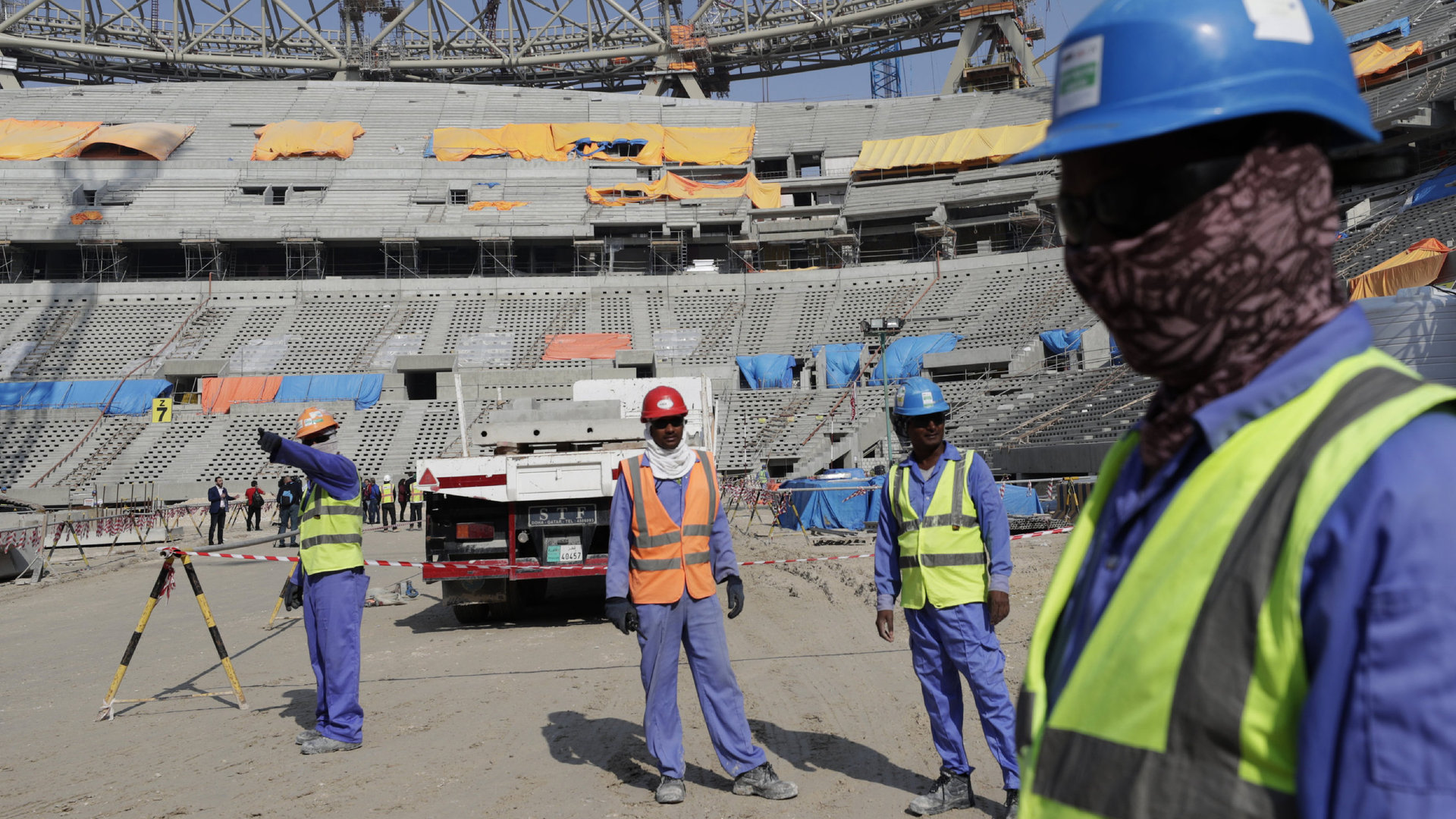 Arbeiter auf einer Bausstelle eines Stadions der WM 2022 in Katar (2019)