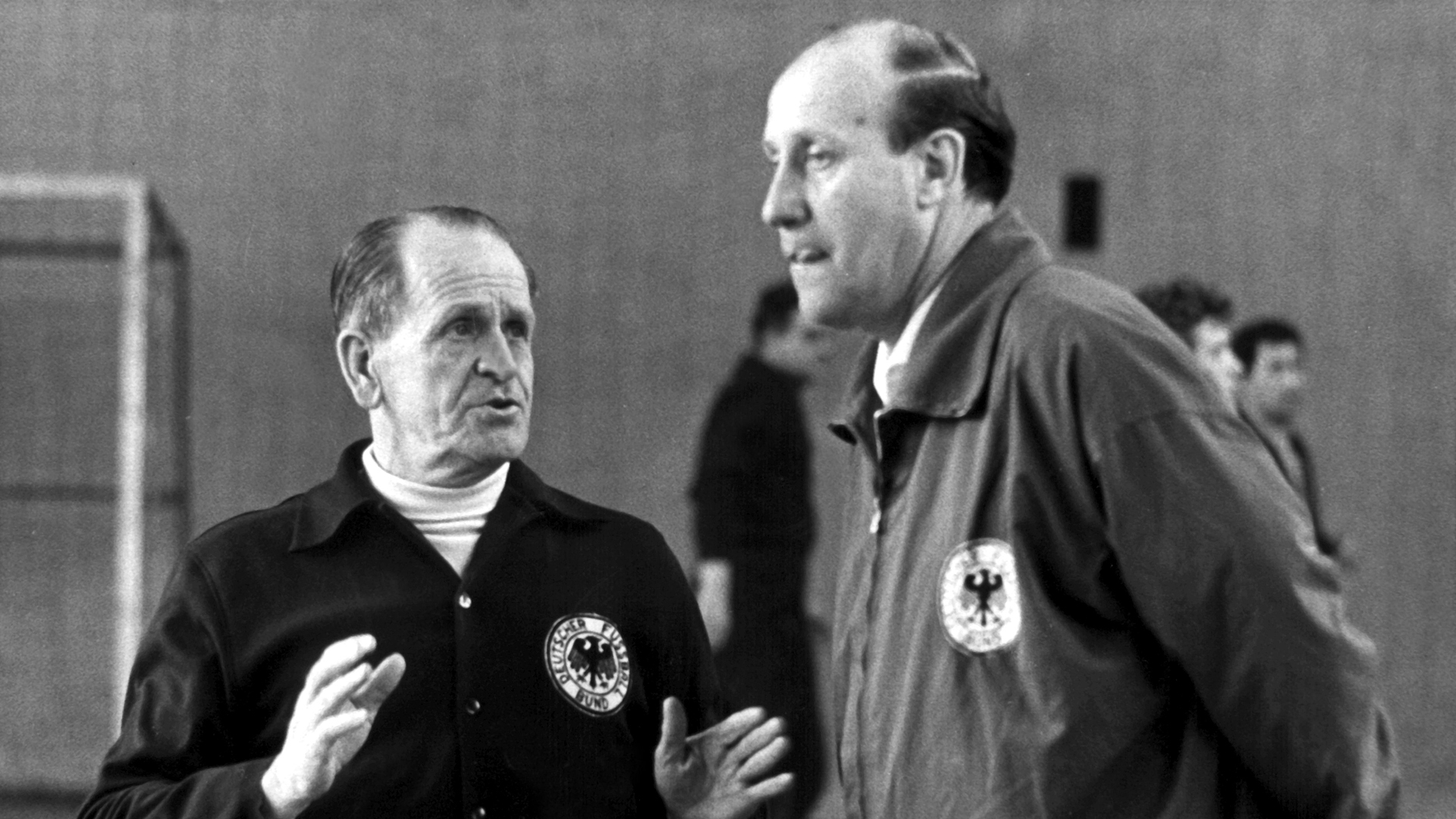 Bundestrainer-Asistent Helmut Schön (r.) im Gespräch mit seinem Chef Sepp Herberger um 1963