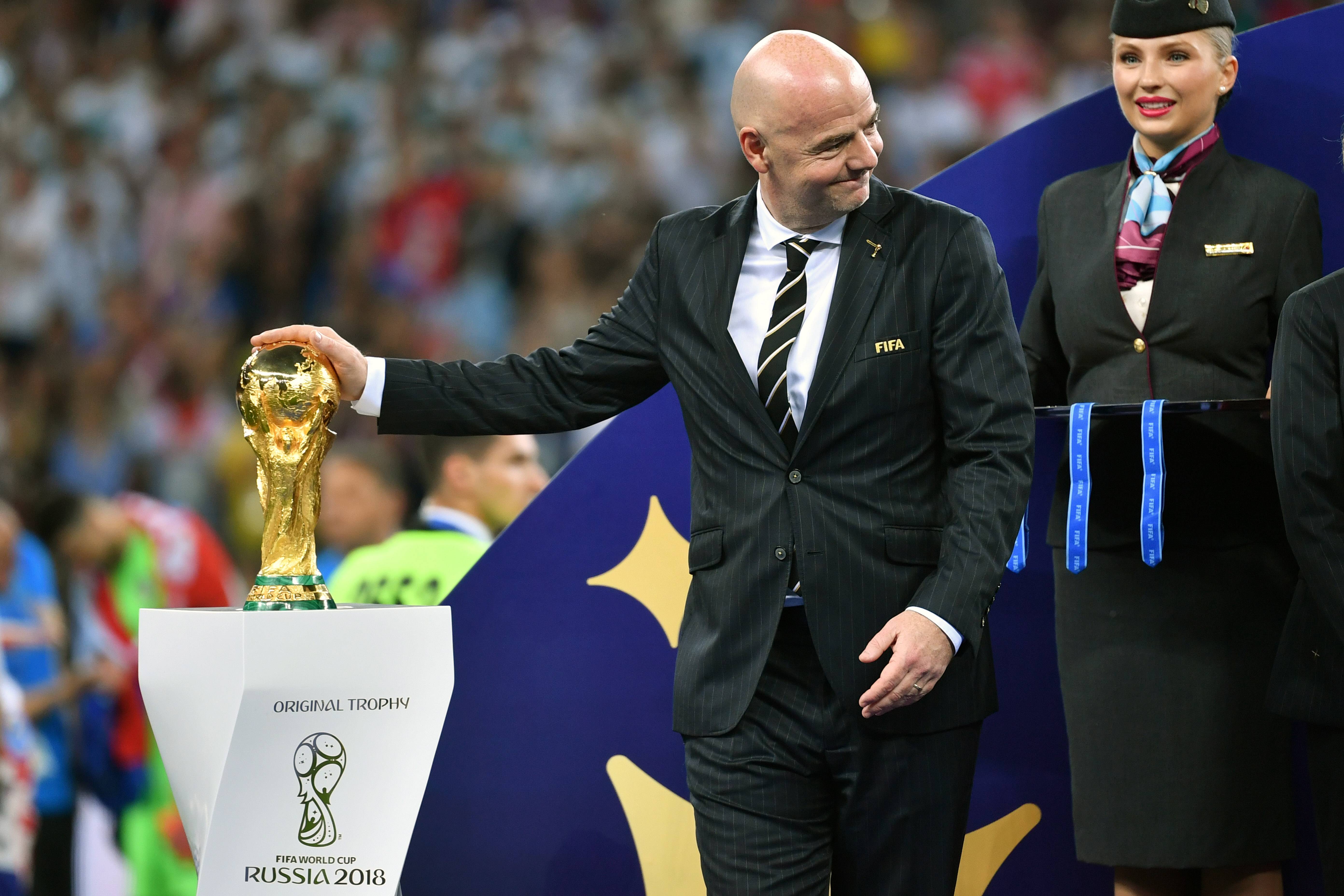 FIFA-Präsident Gianni Infantino mit dem WM-Pokal - die FIFA würde das Turnier wohl gerne alle zwei Jahre austragen.