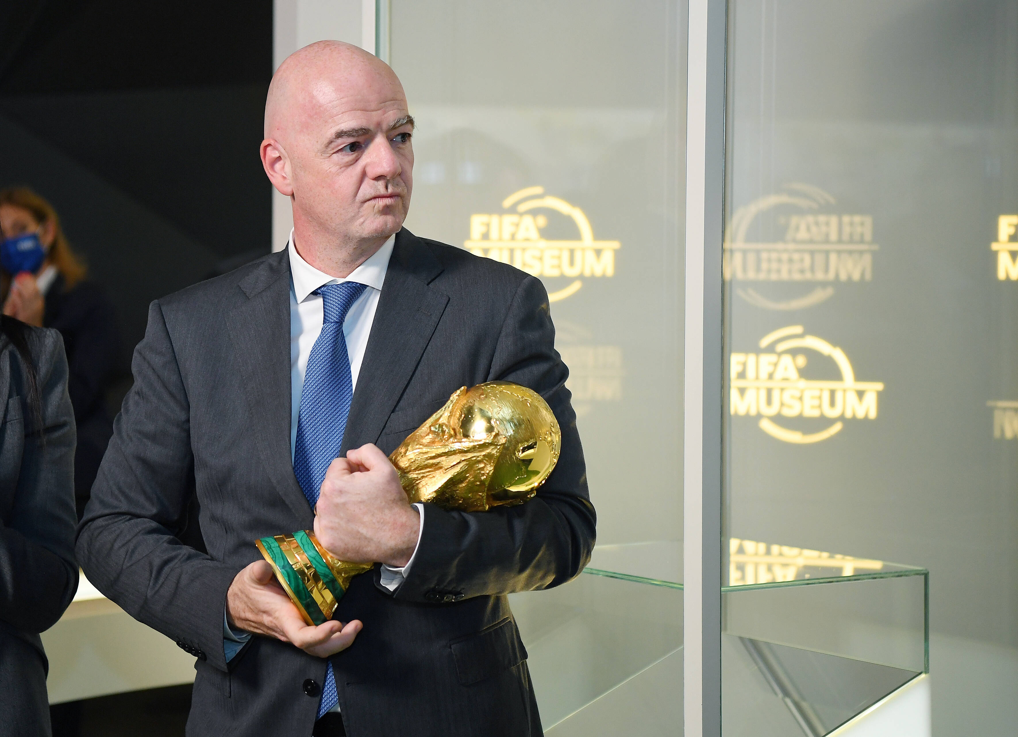 FIFA-Präsident Gianni Infantino mit dem WM-Pokal - kommt das Turnier im Zwei-Jahres-Rhythmus?