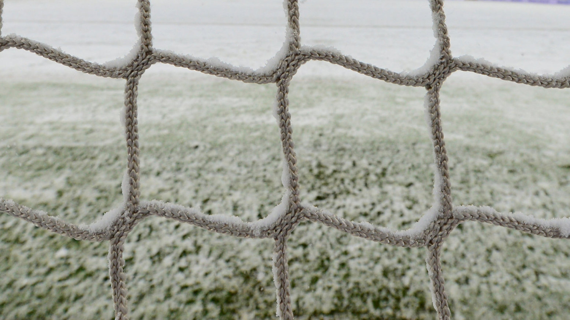 Schnee auf Fußballfeld