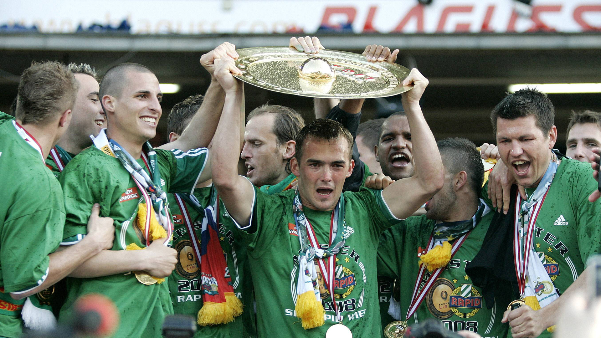 Spieler von Rapid Wien bejubeln Meistertitel 2008 mit hochgereckter Meisterschale