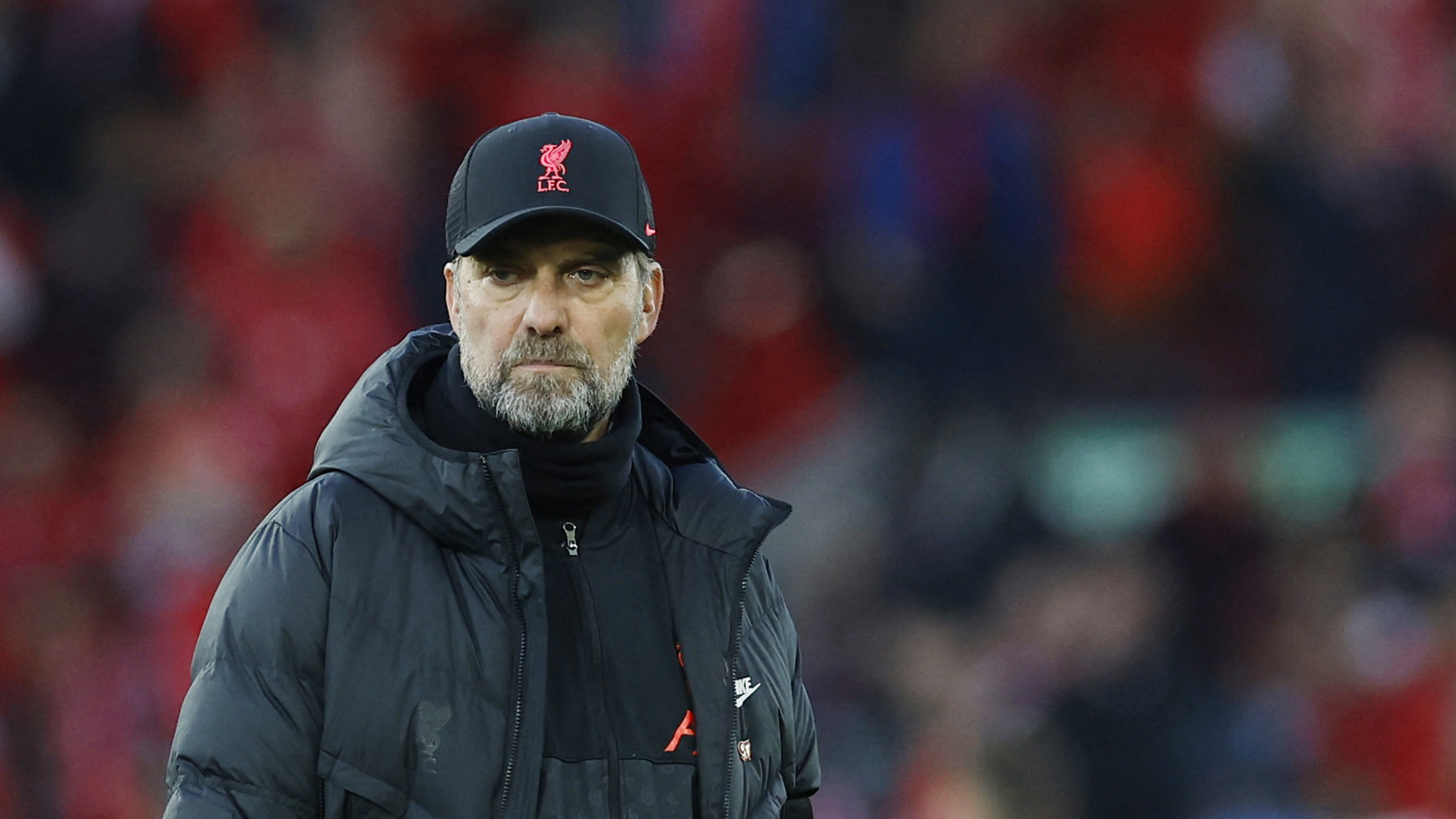 Liverpool's Trainer Jürgen Klopp ernst am Spielfeldrand. 