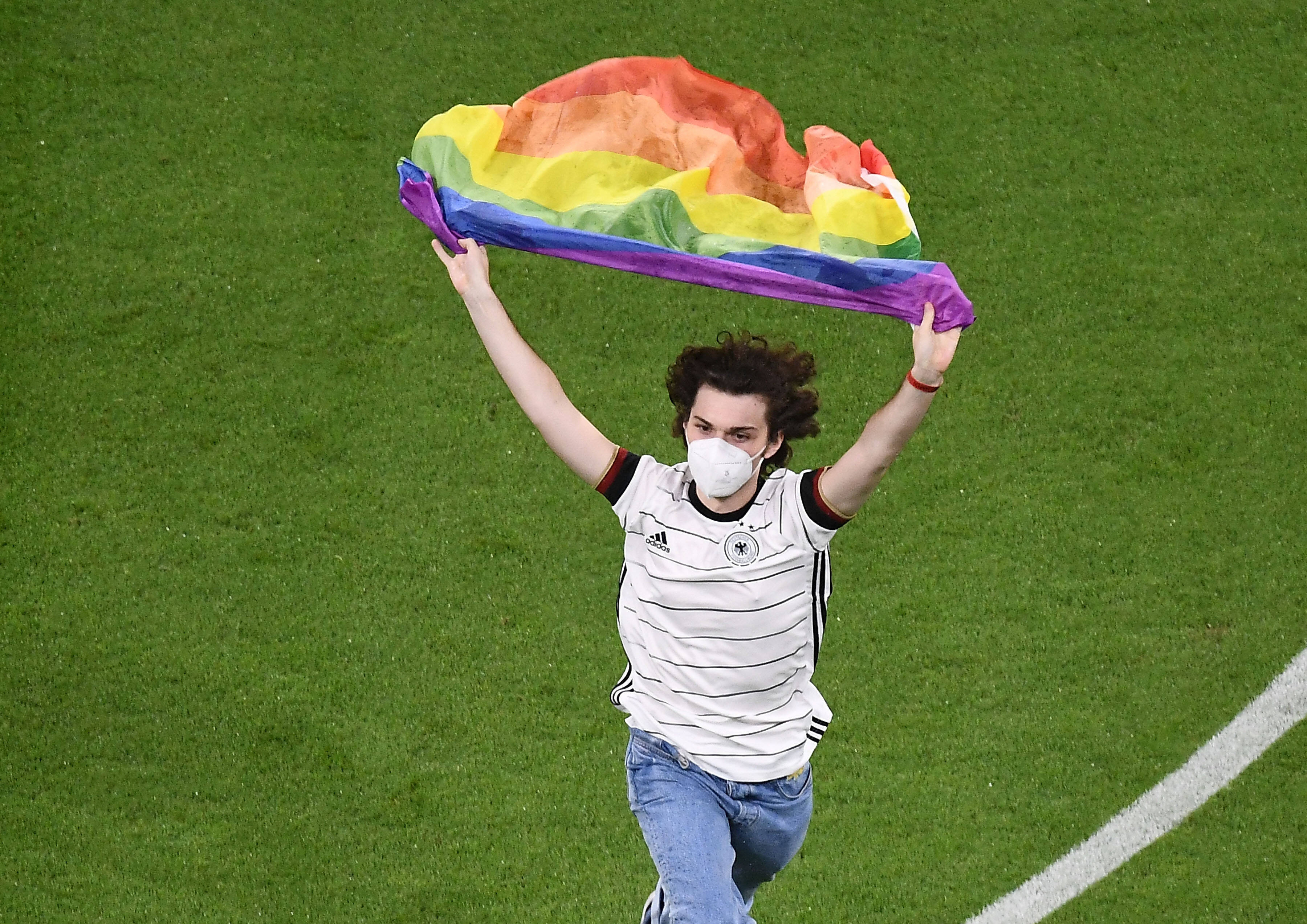Der Flitzer mit der Regenbogenflagge vor dem Spiel zwischen Deutschland und Ungarn