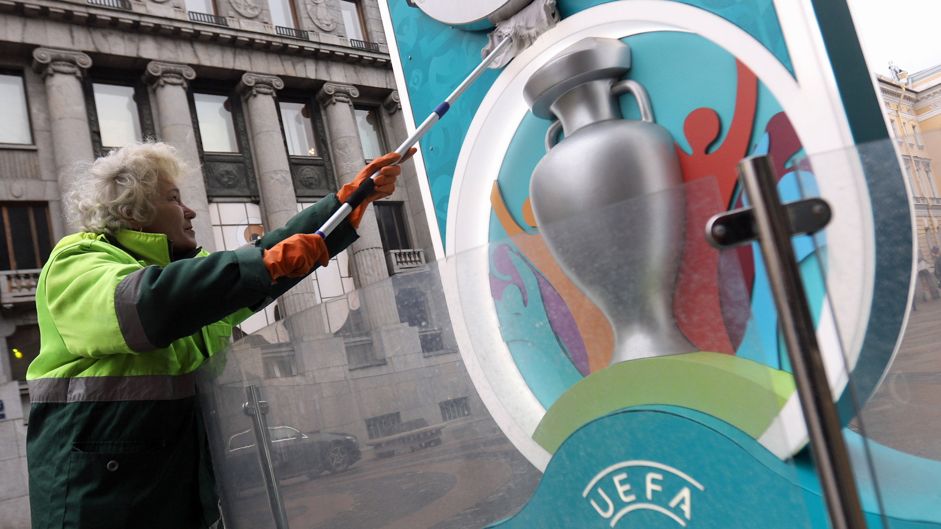 Ein UEFA-Logo mit EM-Pokal in Sankt Petersburg vor der EM 2021