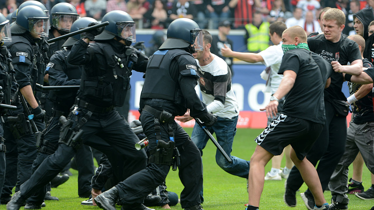 Fans von Eintracht Frankfurt im Kampf mit der Polizei