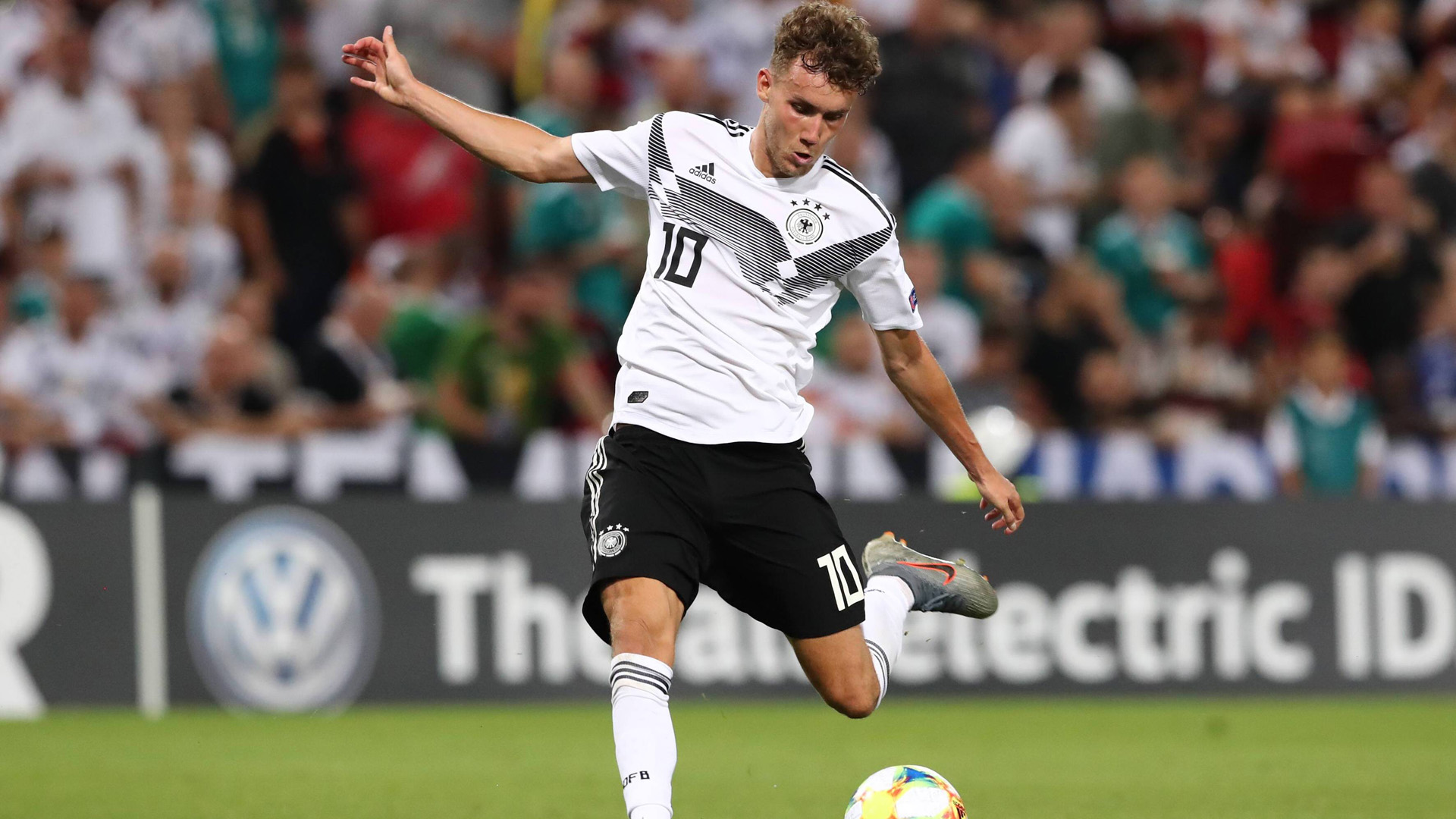 Deutschlands Luca Waldschmidt am Ball.
