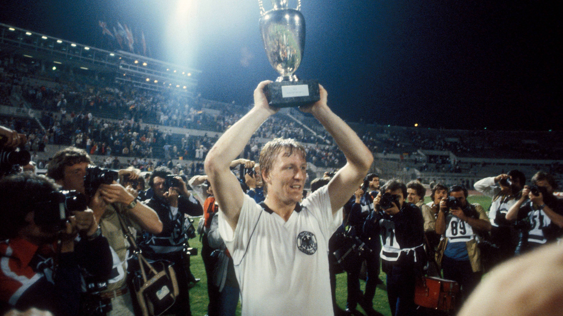 EM 1980 - Horst Hrubesch hält den Pokal hoch