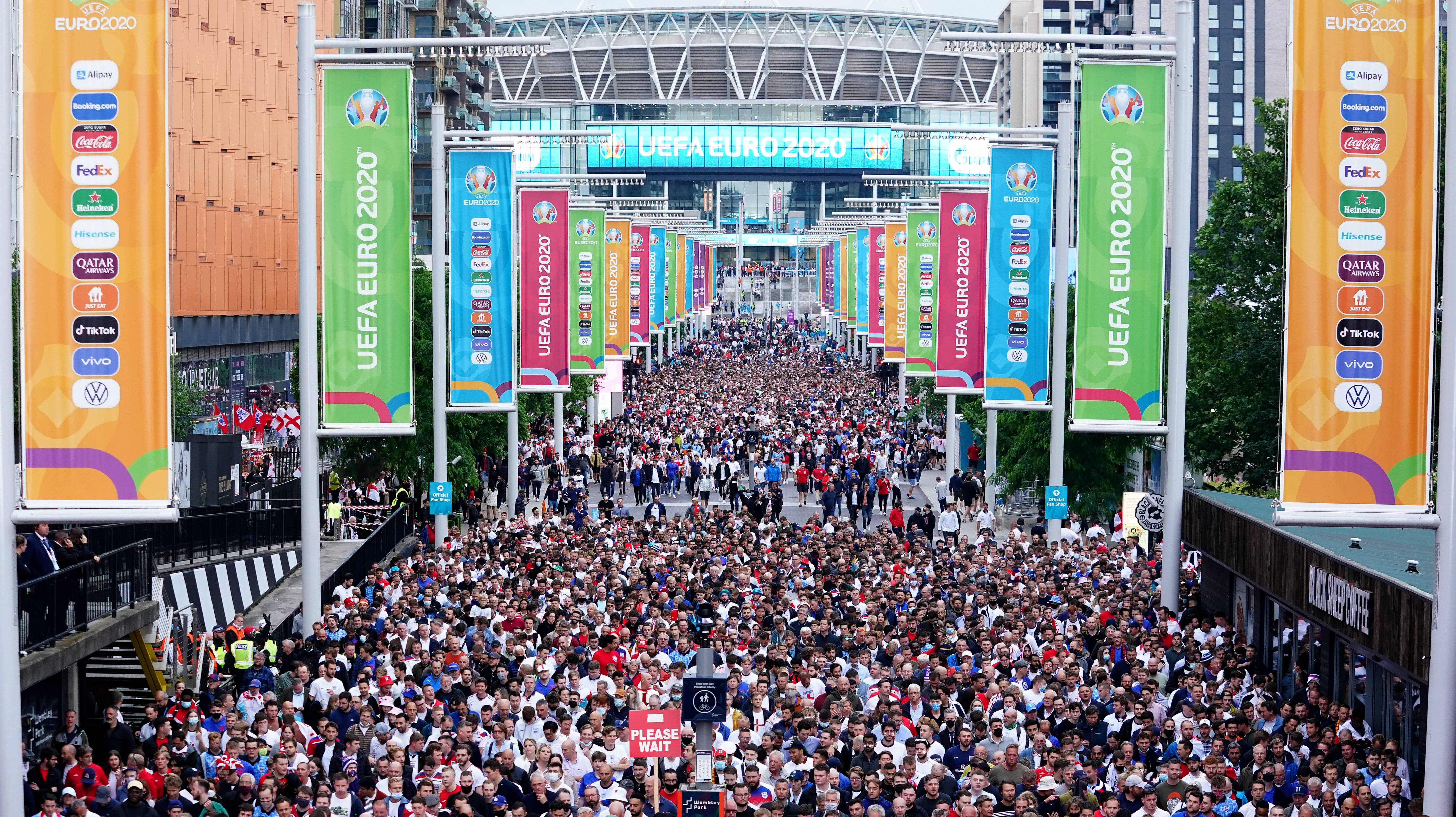 Fans beim Verlassen des Wembley-Stadions nach dem Spiel zwischen England und Deutschland