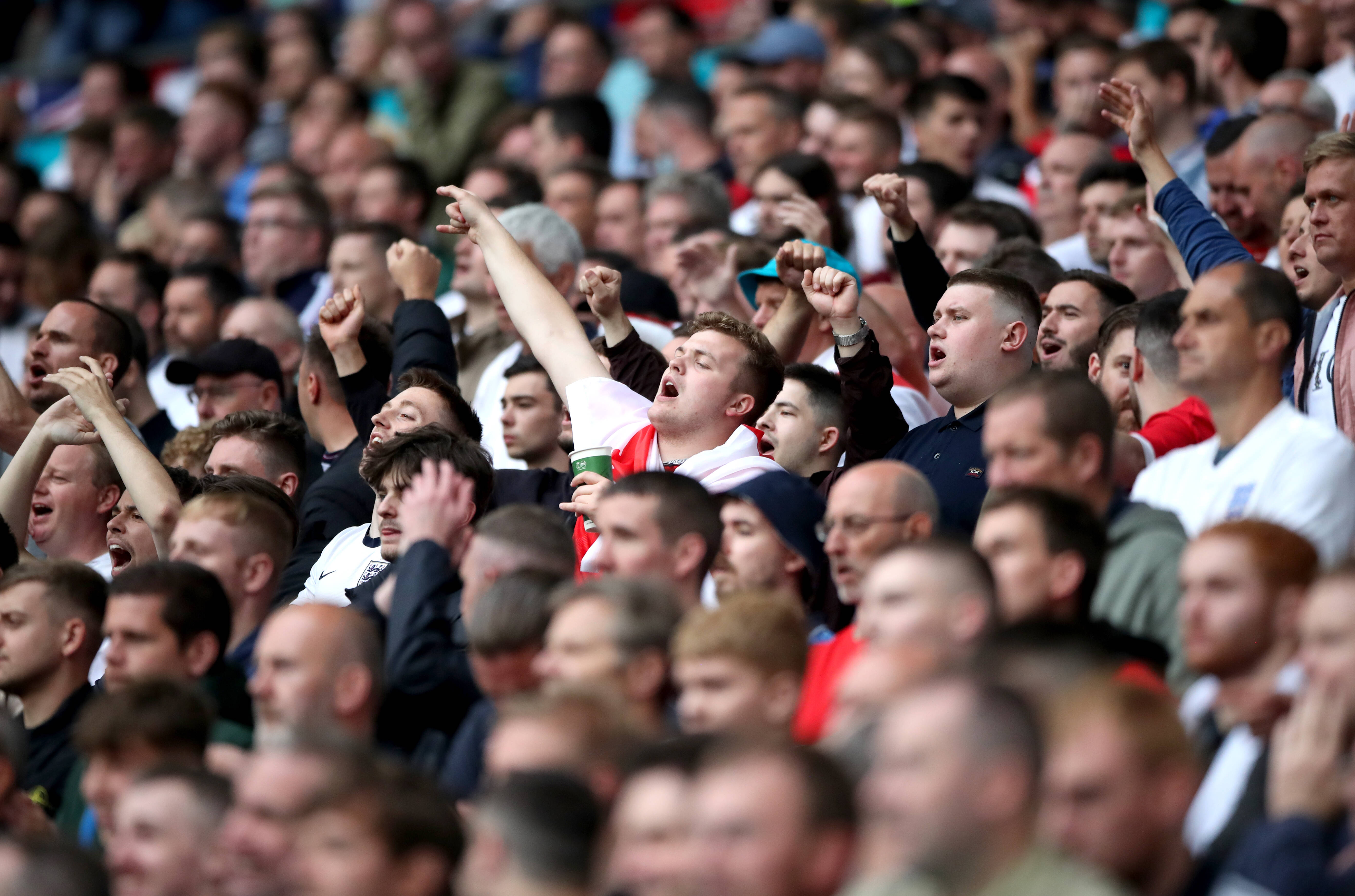 Fans in Wembley: Die Inzidenz steigt, die Zahl der Fans im Stadion auch.