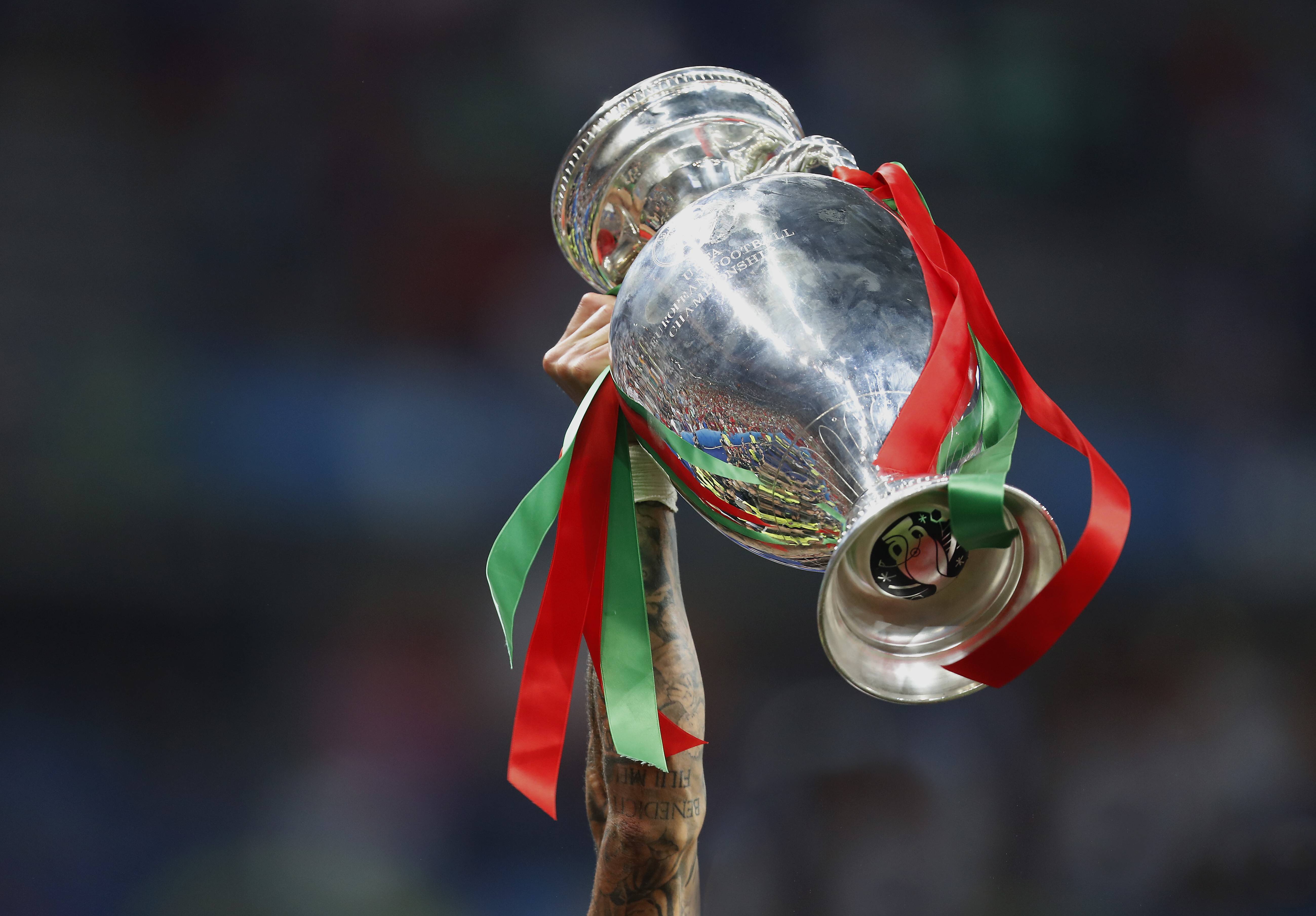 Der Pokal für den Sieger der Fußball-Europameisterschaft