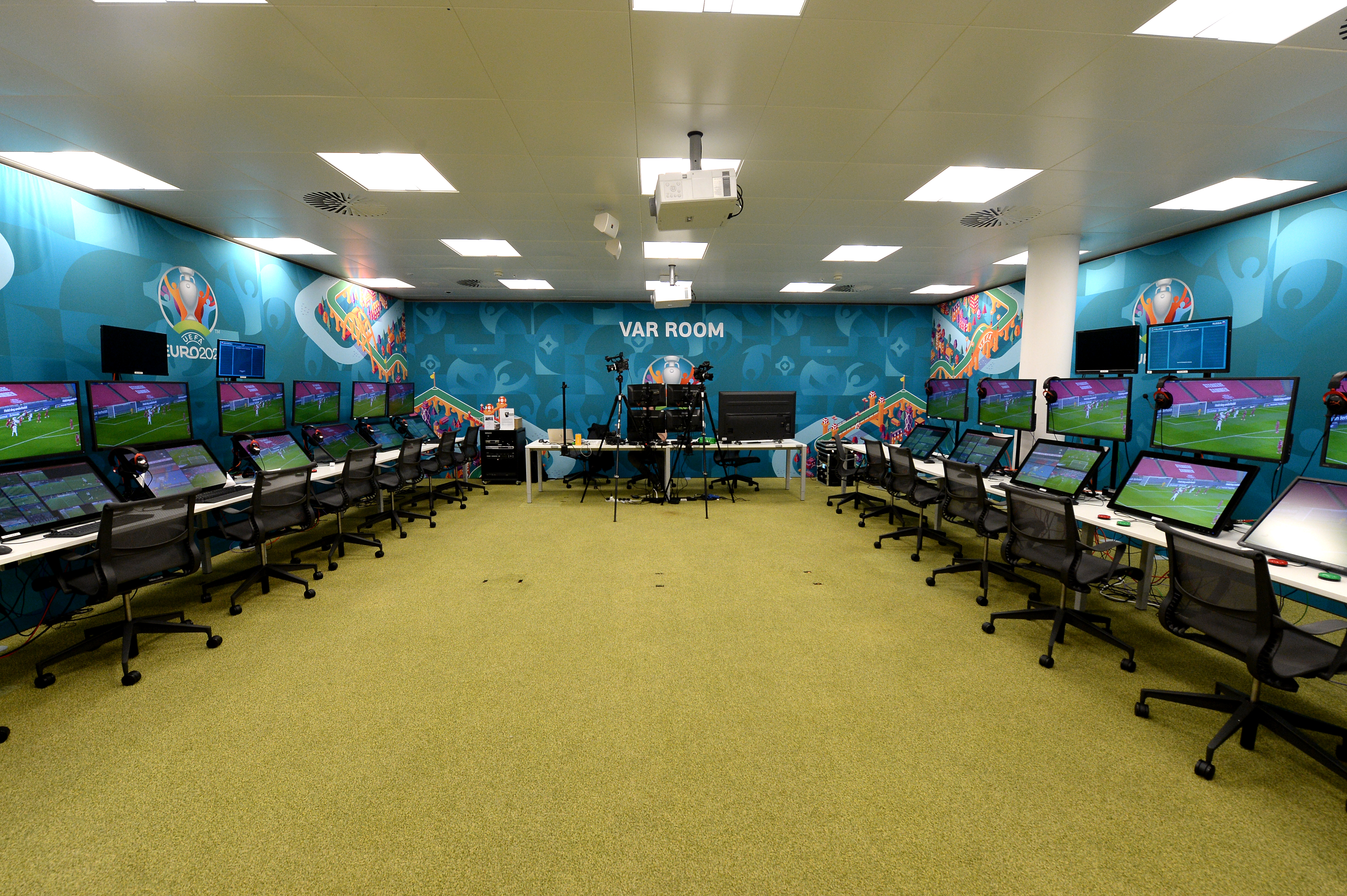 Der Raum für die Video-Assistenten in der UEFA-Zentrale in Nyon/Schweiz