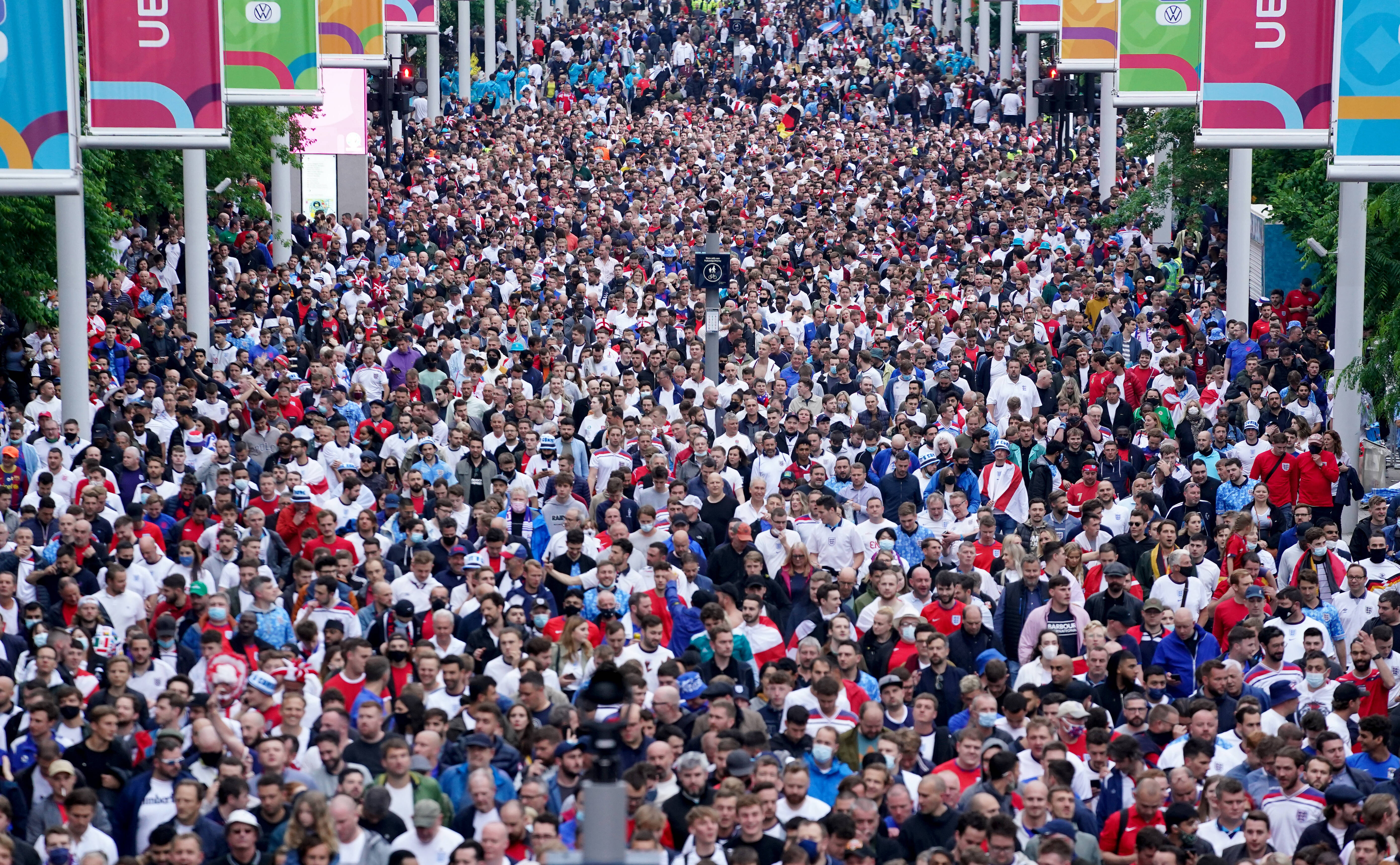 Fans beim Verlassen des Wembleystadions nach dem Spiel England gegen Deutschland