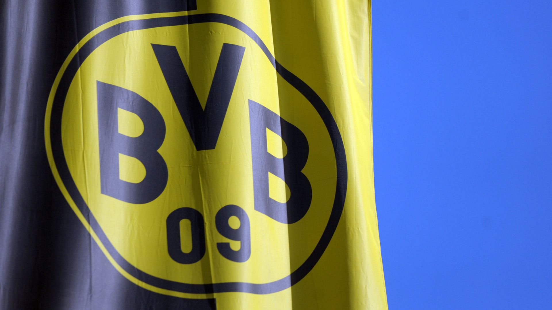 Eine BVB-Fahne weht im Wind.