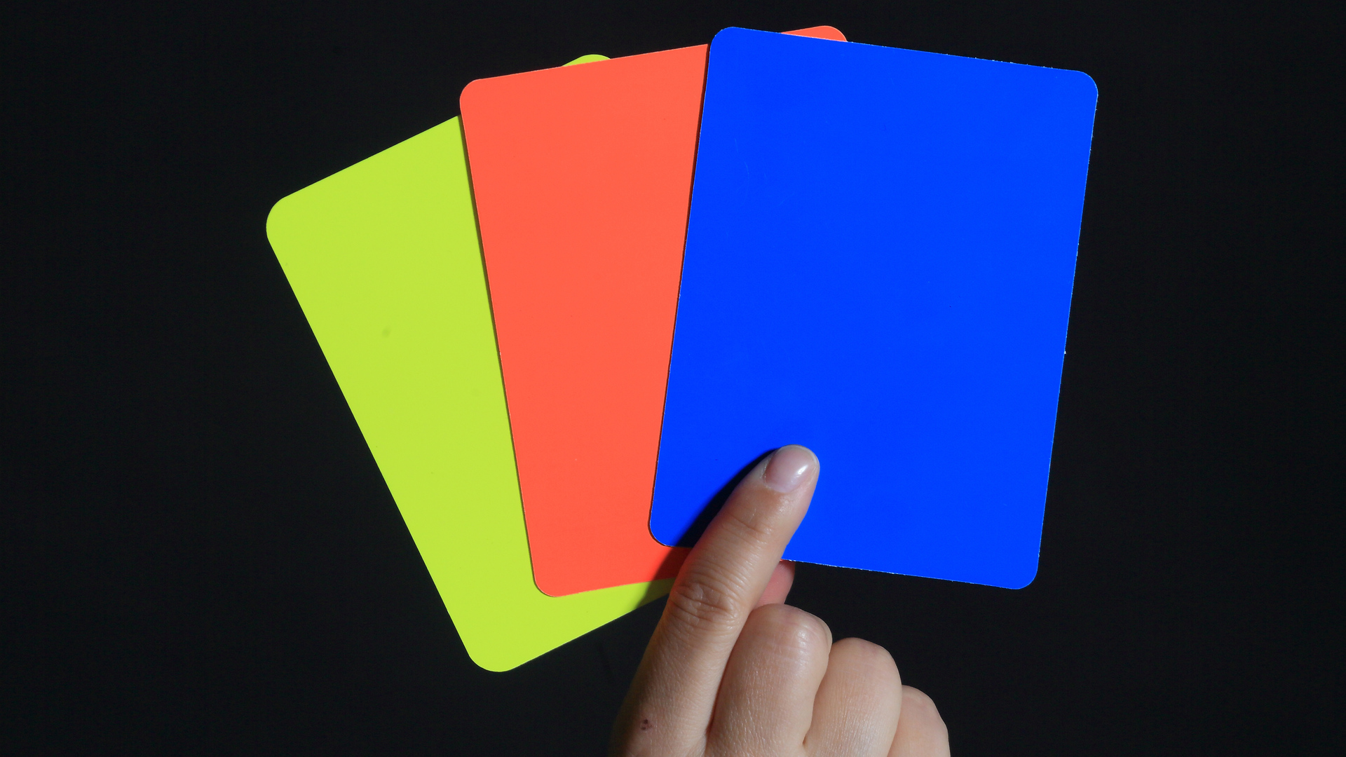 Handball-Regeln: Karten in Gelb, Rot und Blau
