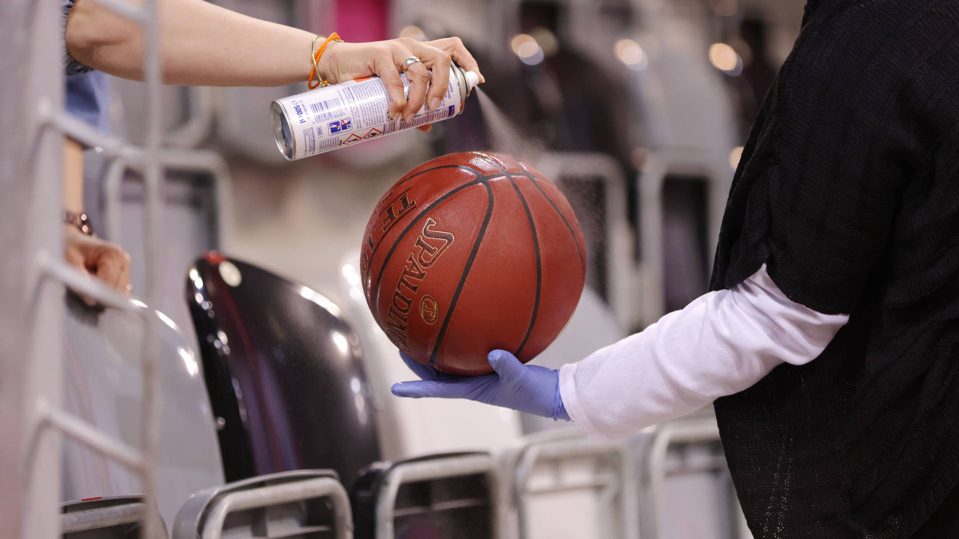 Basketball wird aufgrund der Hygienemaßnahmen gründlich desinfiziert