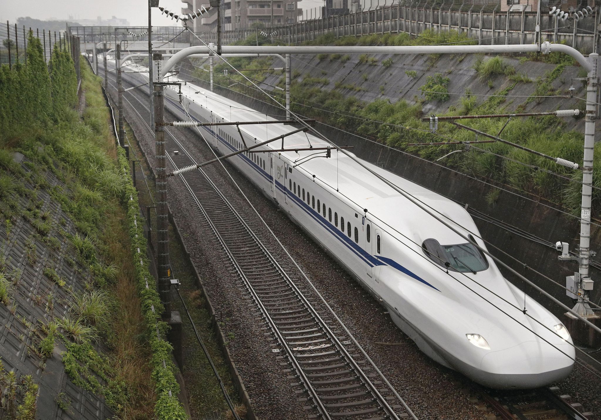 Der Shinkansen ist über 300 Kilometer pro Stunde schnell.