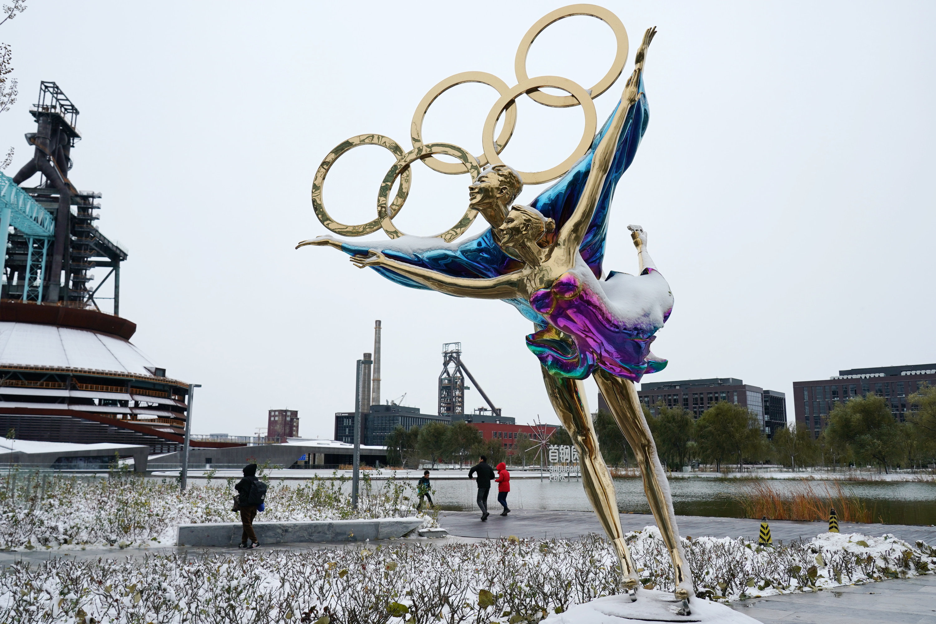 Olympia 2022: Olympische Ringe auf Skulptur in einem Park von Peking