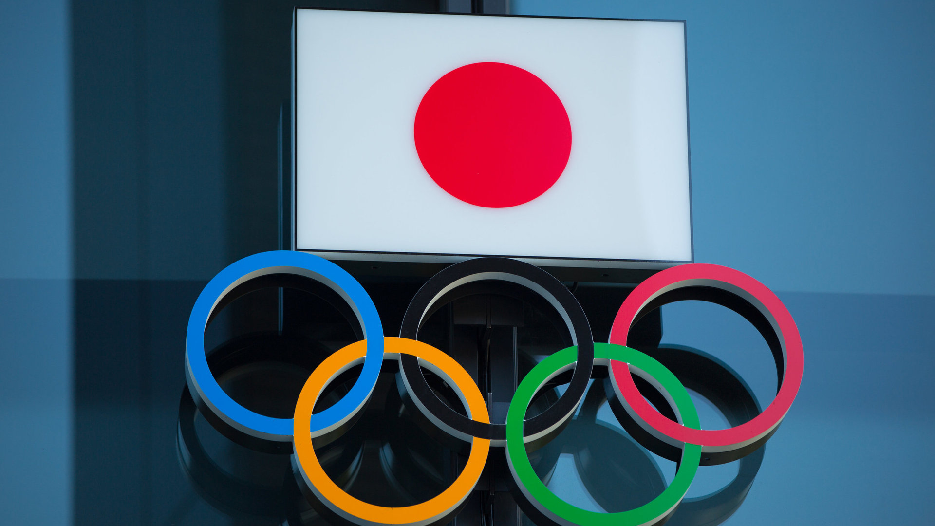 Die Olympischen Ringe unter der Flagge Japans