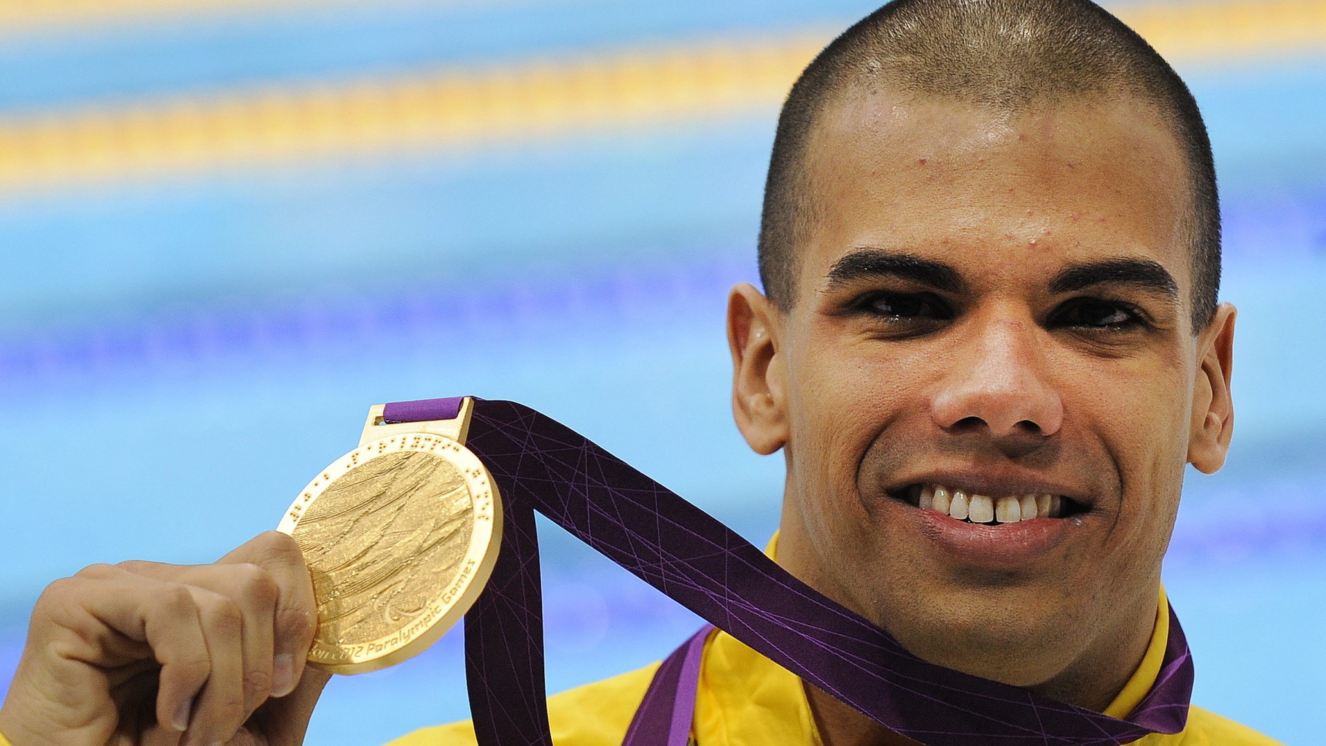 Paraschwimmer Andre Brasil zeigt seine Goldmedaille bei den Paralympics in London 2012