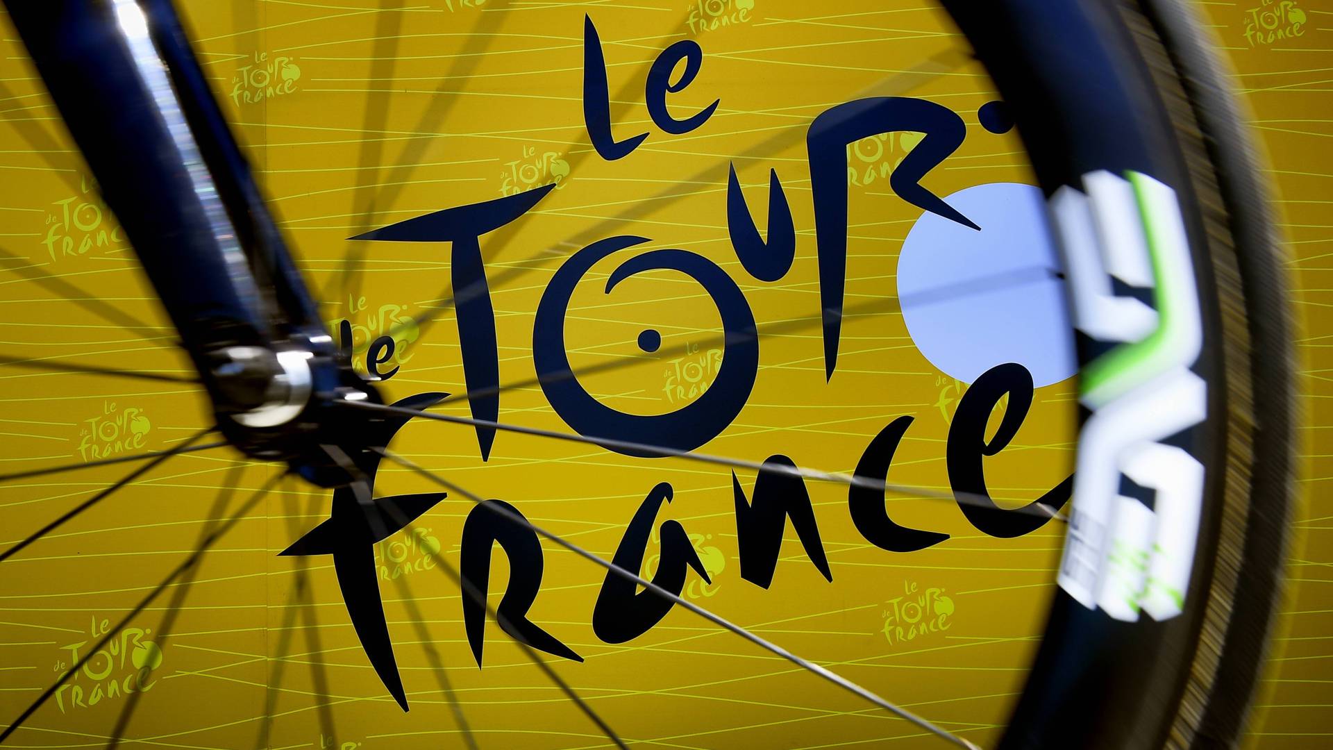 Das Logo der Tour de France hinter einem Rad