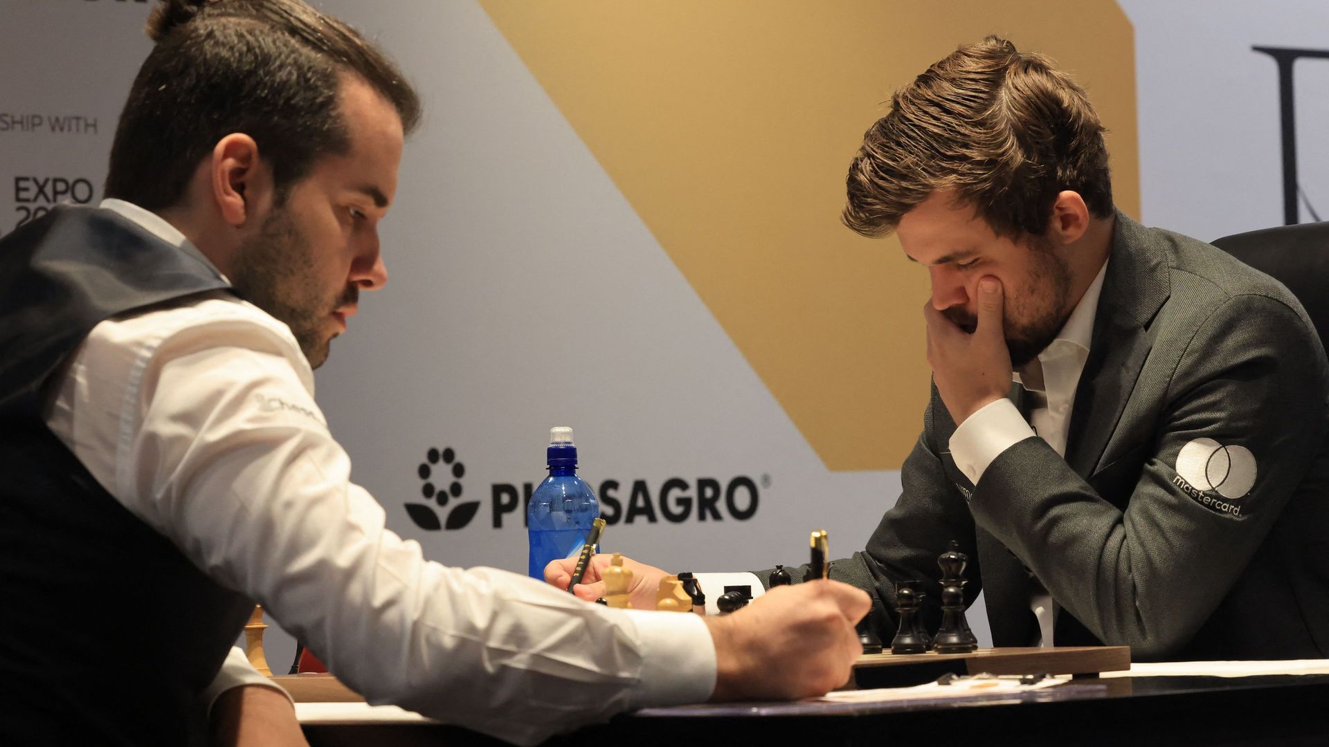 Norwegens Magnus Carlsen (R) gegen Russlands Ian Nepomniachtchi