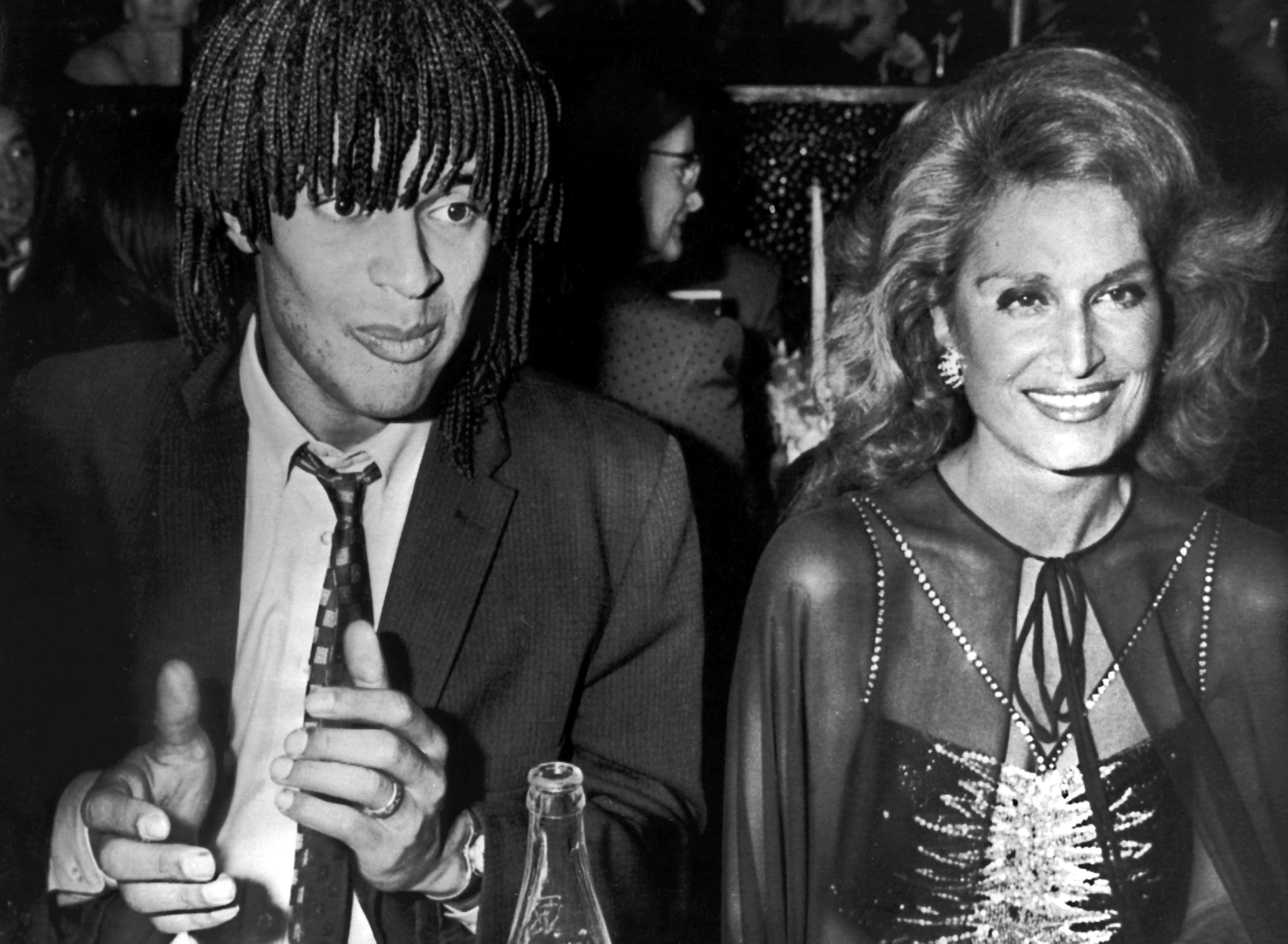Yannick Noah mit der französischen Sängerin Dalida 1983 im Pariser Nachtclub Alcazar