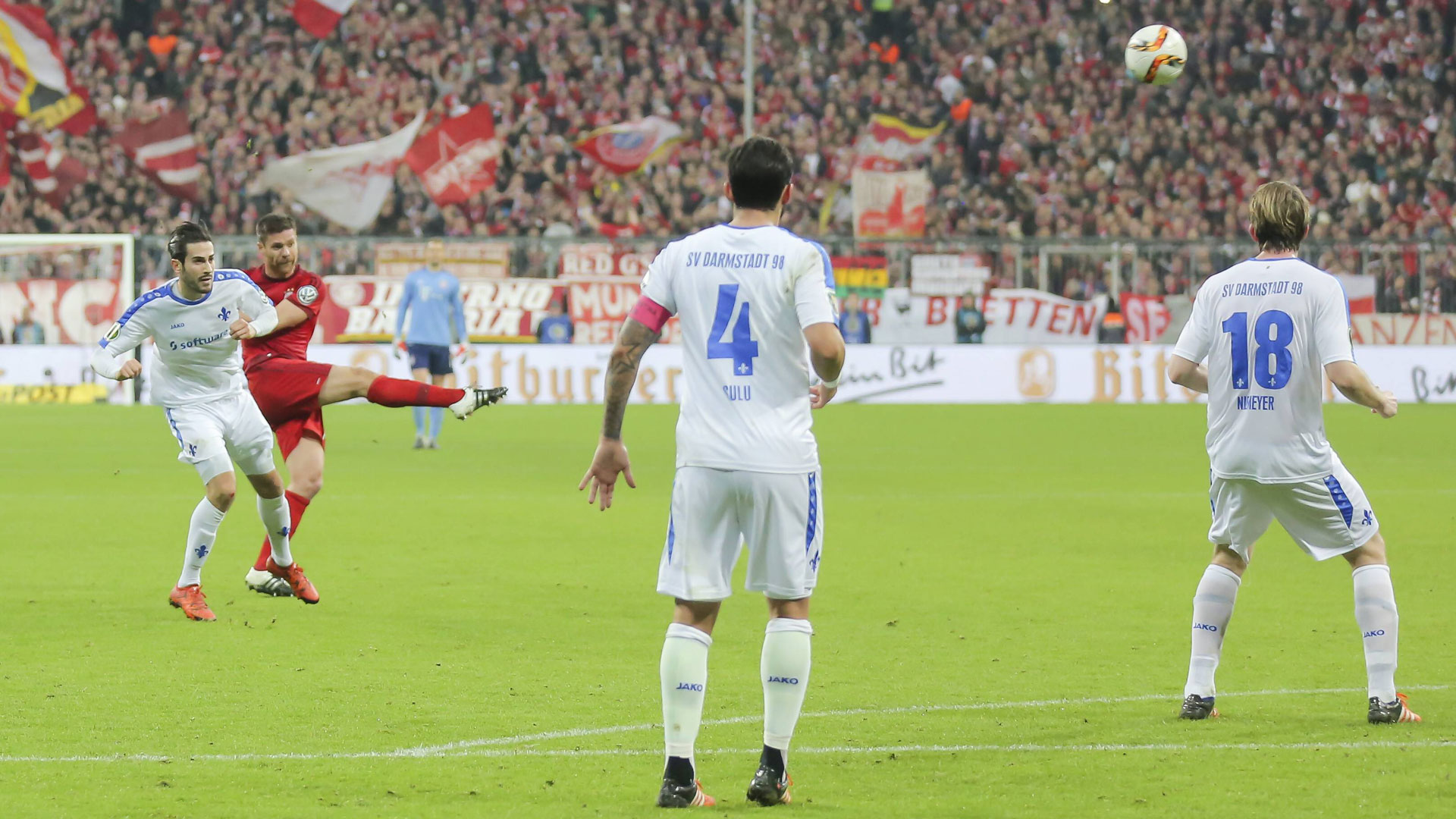 Xabi Alonso vom FC Bayern München trifft im DFB-Pokalspiel gegen den SV Darmstadt 98 zum 1:0 Endstand.