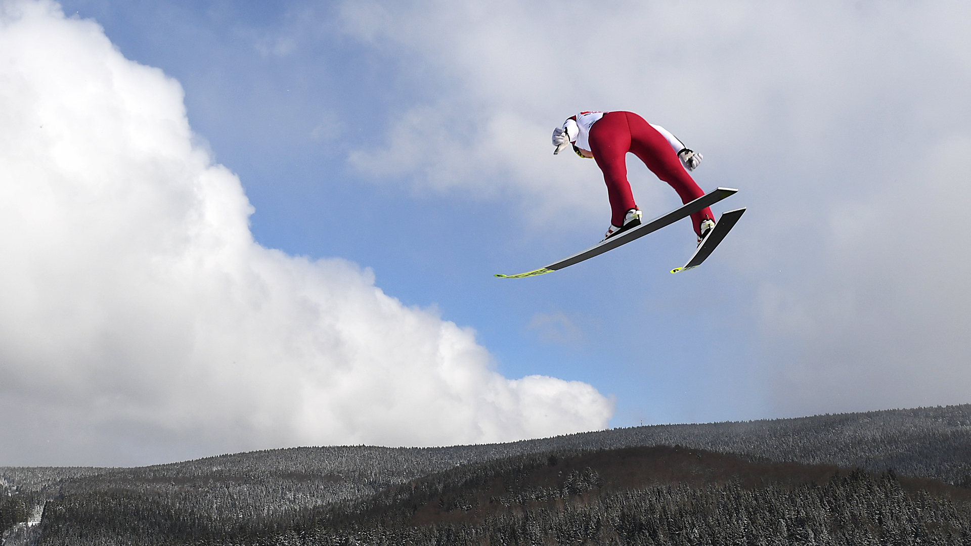 Nordische Kombination, Skispringen - ein Skispringer nach dem Absprung